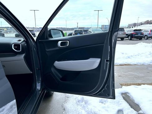 Used 2025 Hyundai Venue SEL image 16
