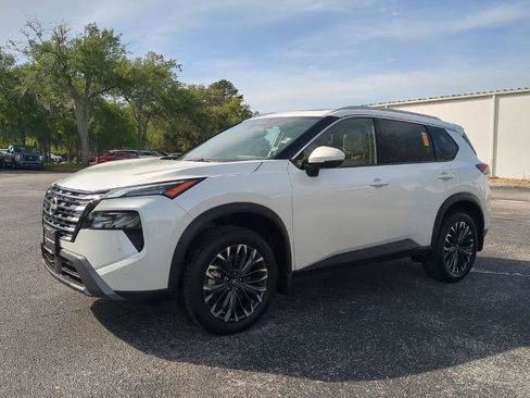 Certified 2025 Nissan Rogue SL w/ Tech Package AWD/4WD image 8