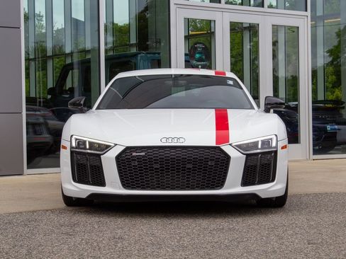 Used 2018 Audi R8 V10 w/ Premium Package RWD image 2