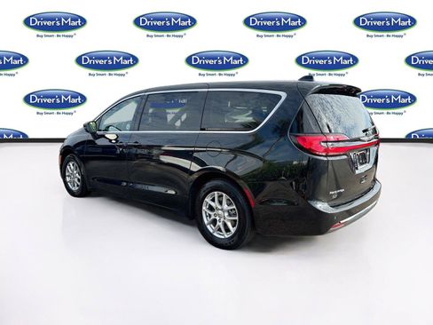 Used 2023 Chrysler Pacifica Touring-L FWD image 5