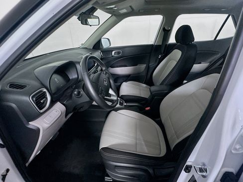 Used 2025 Hyundai Venue SEL image 13