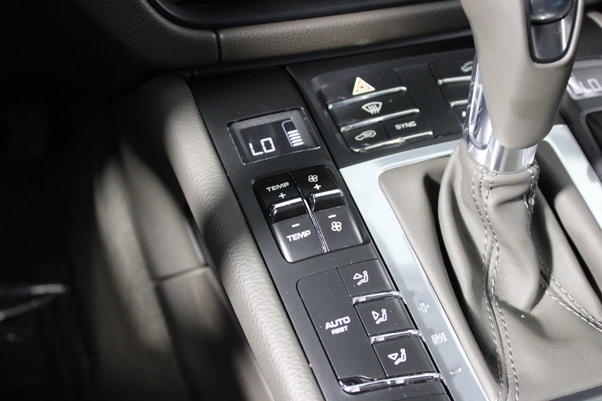 Used 2019 Porsche Macan AWD/4WD image 25