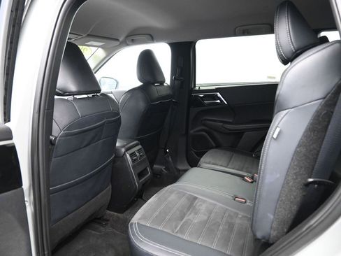 Used 2024 Mitsubishi Outlander image 25