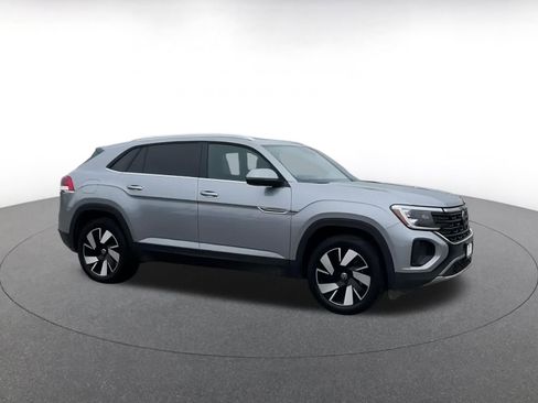 Used 2025 Volkswagen Atlas Cross Sport SE image 2