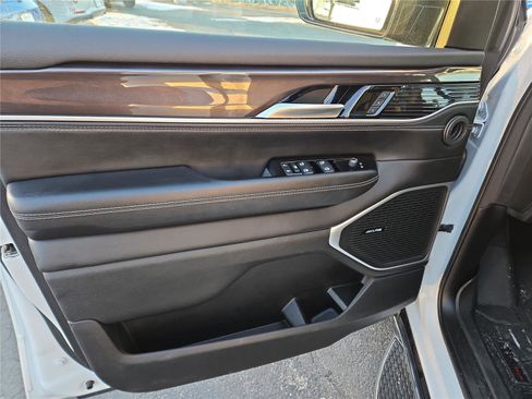 Used 2023 Jeep Wagoneer w/ Premium Group I image 19