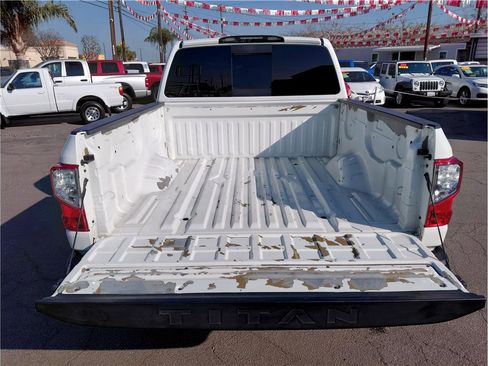 Used 2017 Nissan Titan SV image 11