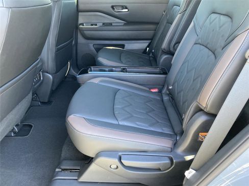 New 2026 Nissan Pathfinder Platinum image 28