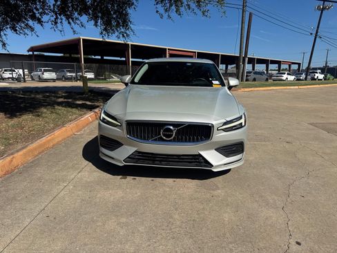 Used 2019 Volvo S60 T5 Momentum w/ Multimedia Package FWD image 2