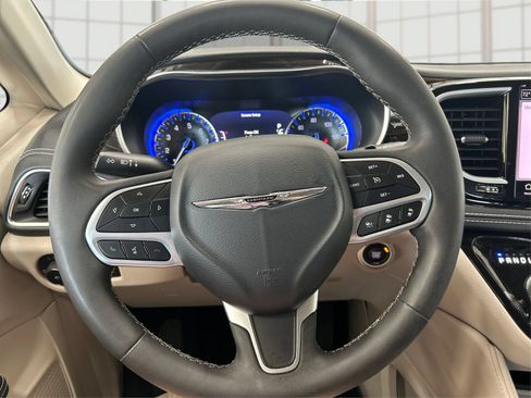 Used 2023 Chrysler Pacifica Limited FWD image 17