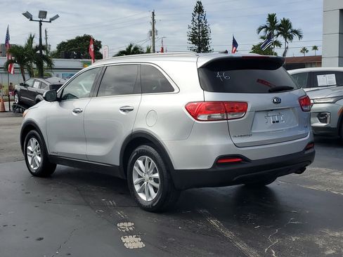 Used 2017 Kia Sorento LX image 8