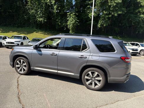 Used 2025 Honda Pilot Touring image 8