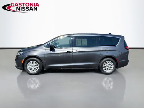 Used 2023 Chrysler Pacifica Touring-L FWD image 5