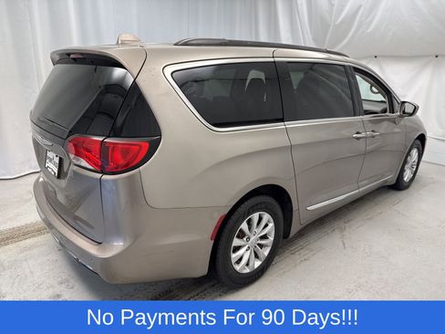 Used 2017 Chrysler Pacifica Touring-L image 2