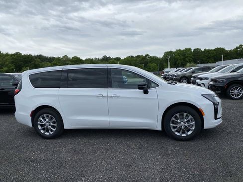 New 2027 Chrysler Pacifica Select AWD/4WD image 2
