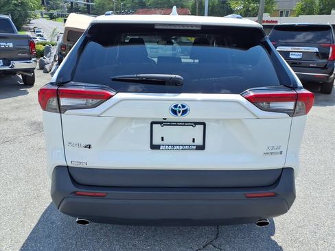 Used 2021 Toyota RAV4 XLE Premium AWD/4WD image 5