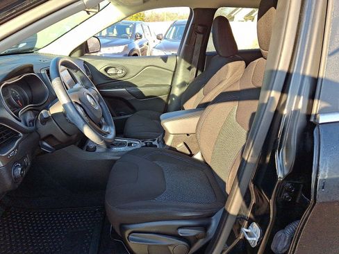 Used 2019 Jeep Cherokee Latitude w/ Cold Weather Group image 13