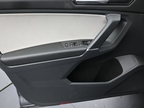 Used 2018 Volkswagen Tiguan SE w/ 18" Alloy Wheels Package FWD image 11