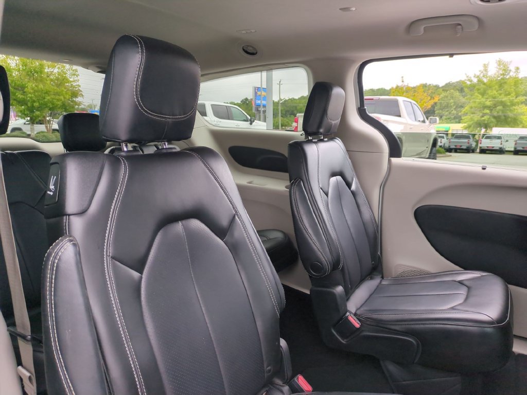 Used 2023 Chrysler Pacifica Touring-L FWD image 32
