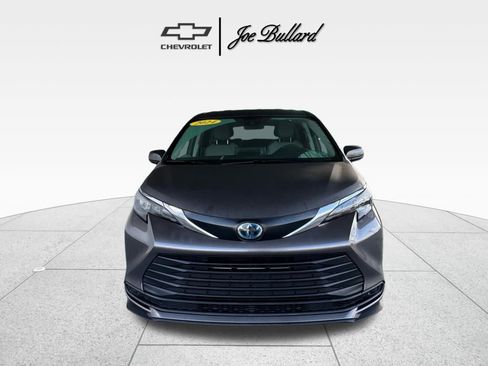 Used 2024 Toyota Sienna LE image 4