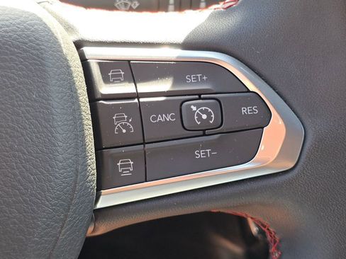 Used 2025 Jeep Compass Trailhawk w/ Trailer Tow Group AWD/4WD image 14