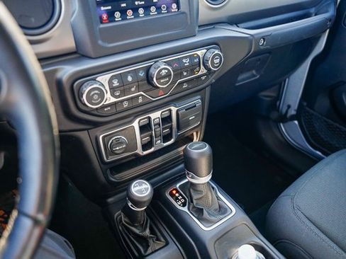 Used 2022 Jeep Gladiator Willys image 15