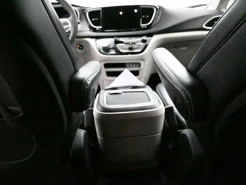 Used 2023 Chrysler Pacifica Touring-L FWD image 28