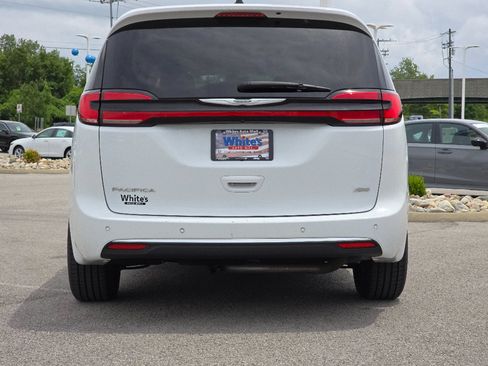 Used 2023 Chrysler Pacifica Touring-L AWD/4WD image 9