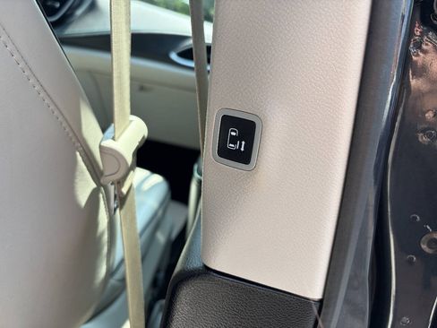 Used 2020 Chrysler Pacifica Limited FWD image 13