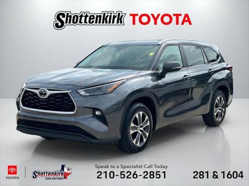 Certified 2025 Toyota Highlander XLE FWD image 1