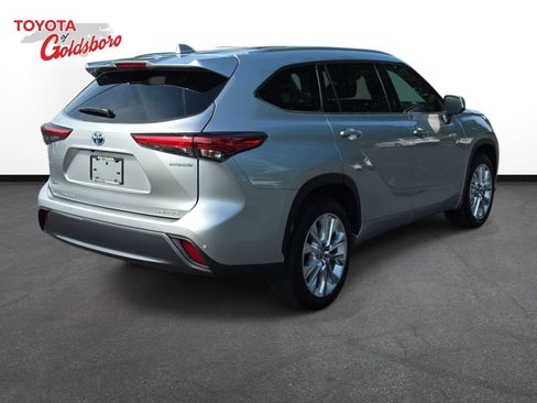 Used 2021 Toyota Highlander Limited FWD image 5