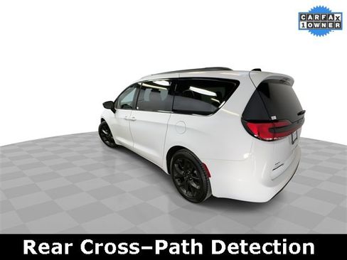 Used 2025 Chrysler Pacifica Limited image 6