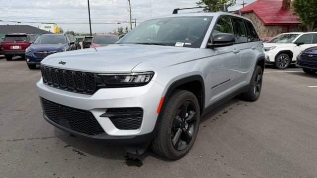 Used 2024 Jeep Grand Cherokee Altitude AWD/4WD image 9