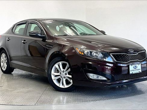 Used 2023 Hyundai Elantra SEL w/ Preferred Accessory Package FWD image 11