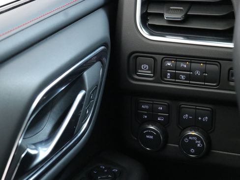 Used 2024 Chevrolet Suburban RST w/ Luxury Package image 15