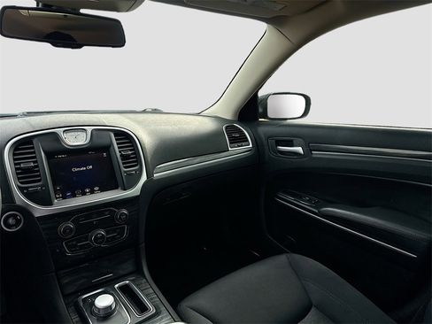 Used 2022 Chrysler 300 Touring w/ Sport Appearance Package image 21