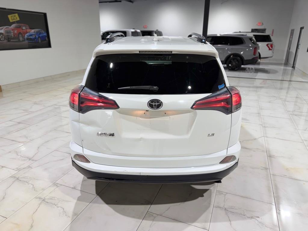 Used 2018 Toyota RAV4 LE FWD image 9