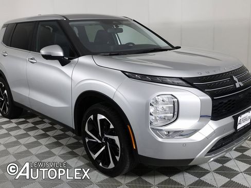 Used 2024 Mitsubishi Outlander SE image 3