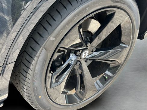 Used 2024 Bentley Bentayga image 45