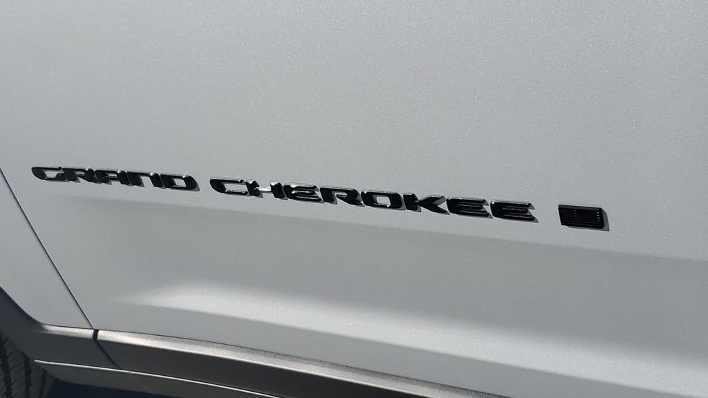 Used 2025 Jeep Grand Cherokee L Altitude AWD/4WD image 8