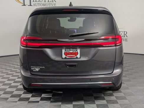 Used 2023 Chrysler Pacifica Touring-L FWD image 6