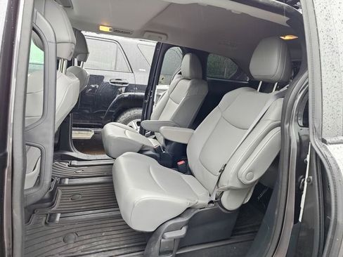 Used 2025 Toyota Sienna XLE AWD/4WD image 10