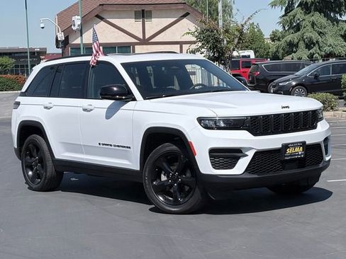 Used 2023 Jeep Grand Cherokee Altitude AWD/4WD image 2