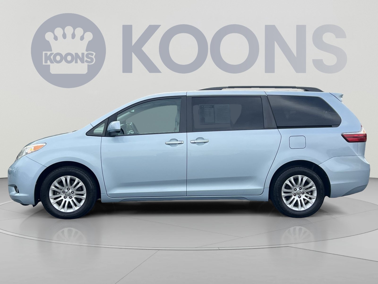 Used 2017 Toyota Sienna XLE w/ XLE Navigation Package FWD image 5