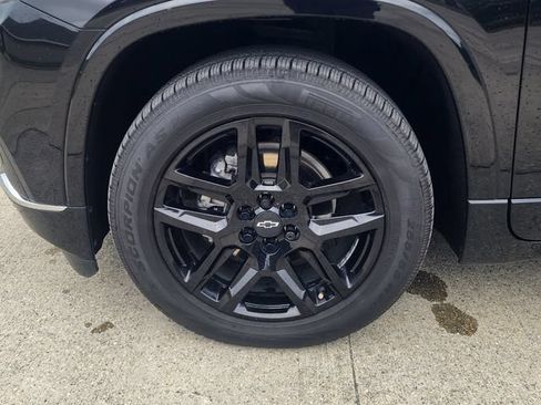 Used 2021 Chevrolet Traverse Premier w/ LPO, Black Accent Package FWD image 9