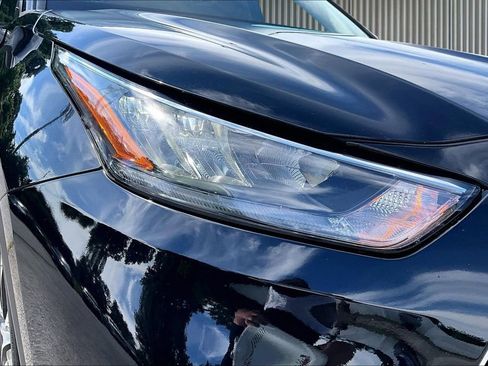 Used 2020 Toyota Highlander XLE AWD/4WD image 31