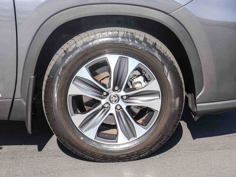 Used 2023 Toyota Highlander XLE AWD/4WD image 11