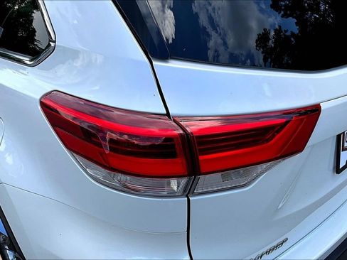 Used 2019 Toyota Highlander Limited Platinum AWD/4WD image 25