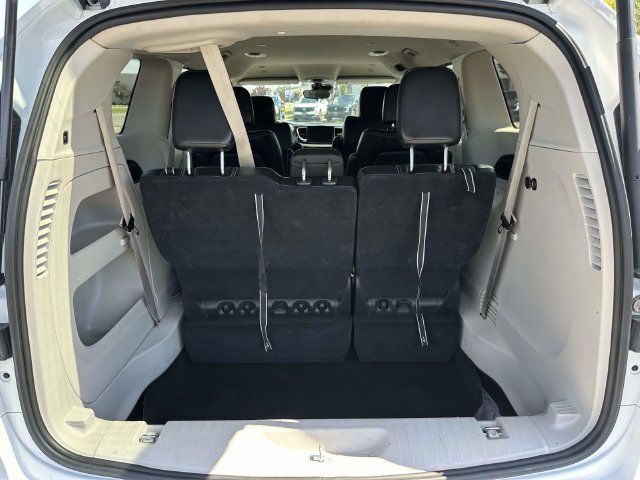 Used 2023 Chrysler Pacifica Touring-L FWD image 13