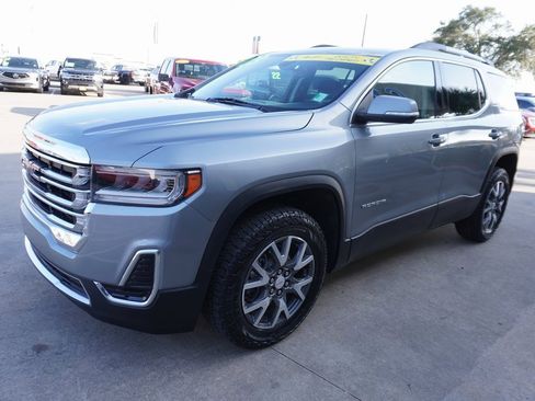 Used 2023 GMC Acadia SLE w/ Driver Convenience Package image 3