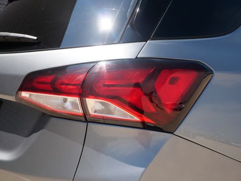Used 2023 Chevrolet Equinox LT FWD image 9